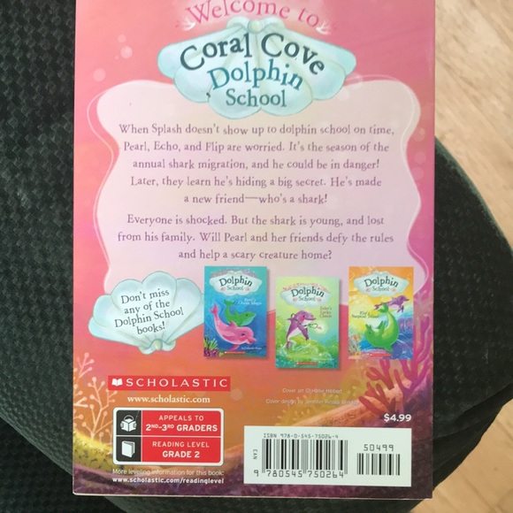 Dolphin school splash’s secret friend by Catherine Hapka - Picture 4 of 11